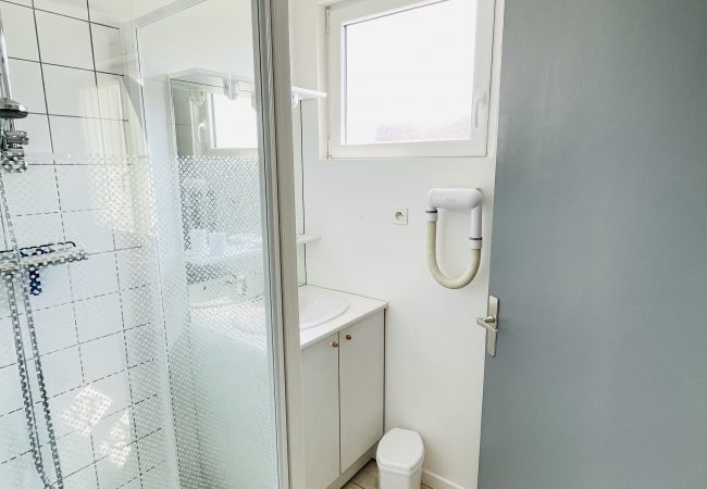 Studio in Bains-les-Bains - Musset : Nice flat at 300 meters from the entrance of the thermal baths (Parking) Studio in Bains-les-Bains - Musset : Nice flat at 300 meters from the entrance of the thermal baths (Parking)