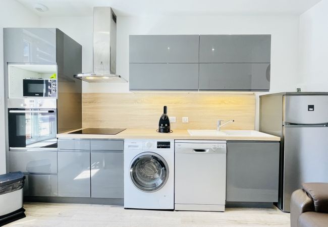Apartment in Vittel - Romy Schneider: Charming one bedroom flat in the heart of the city (parking and balcony) Apartment in Vittel - Romy Schneider: Charming one bedroom flat in the heart of the city (parking and balcony)