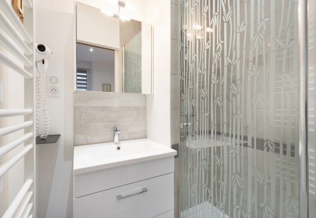 Appartement à Vittel - Jean Reno: Appartement rez de chaussé dans une maison charmante (avec parking) Appartement à Vittel - Jean Reno: Appartement rez de chaussé dans une maison charmante (avec parking)