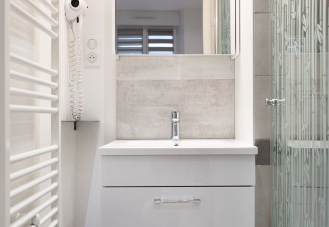 Appartement à Vittel - Jean Reno: Appartement rez de chaussé dans une maison charmante (avec parking) Appartement à Vittel - Jean Reno: Appartement rez de chaussé dans une maison charmante (avec parking)