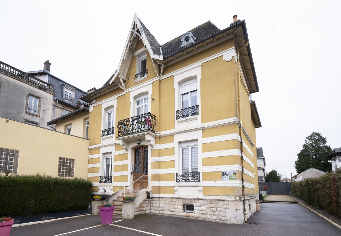 Appartement à Vittel - Alain Delon : Charmant appartement une chambre en centre ville (avec parking et terrasse)