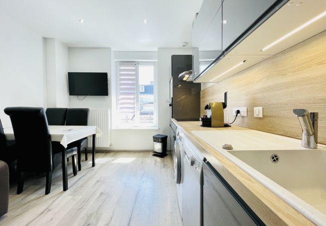 Appartement à Vittel - Romy Schneider : Charmant appartement avec une chambre séparée en coeur de ville (parking et balcon) Appartement à Vittel - Romy Schneider : Charmant appartement avec une chambre séparée en coeur de ville (parking et balcon)
