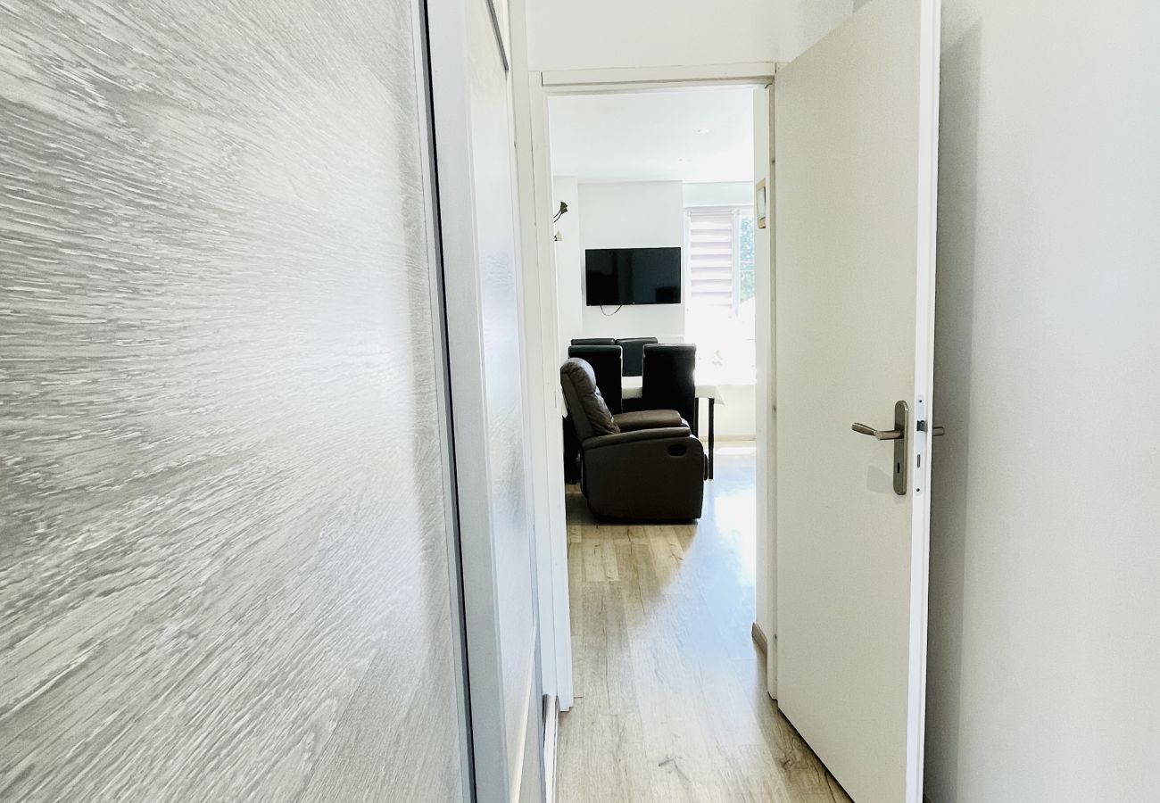 Appartement à Vittel - Romy Schneider : Charmant appartement avec une chambre séparée en coeur de ville (parking et balcon)