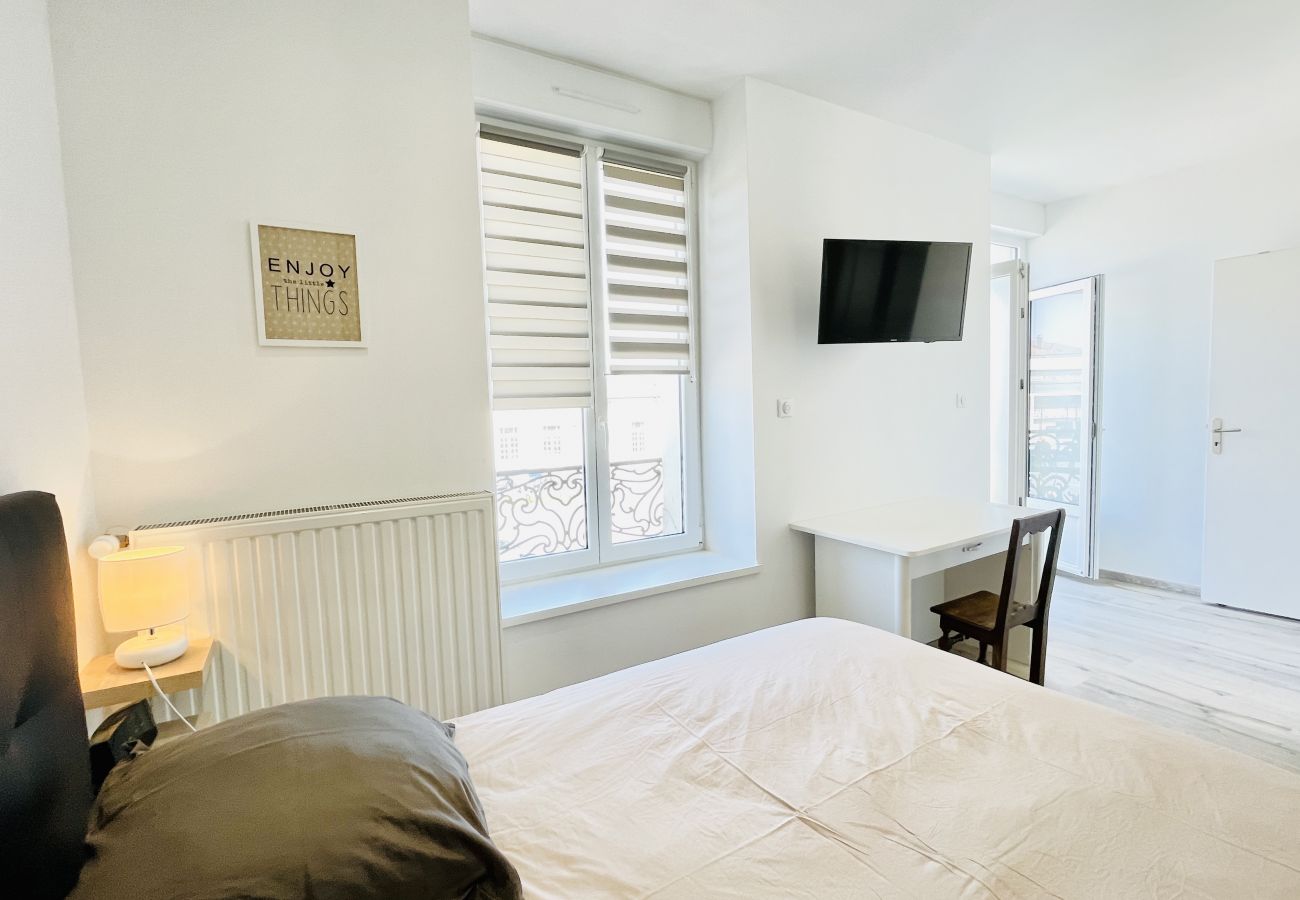 Appartement à Vittel - Romy Schneider : Charmant appartement avec une chambre séparée en coeur de ville (parking et balcon)