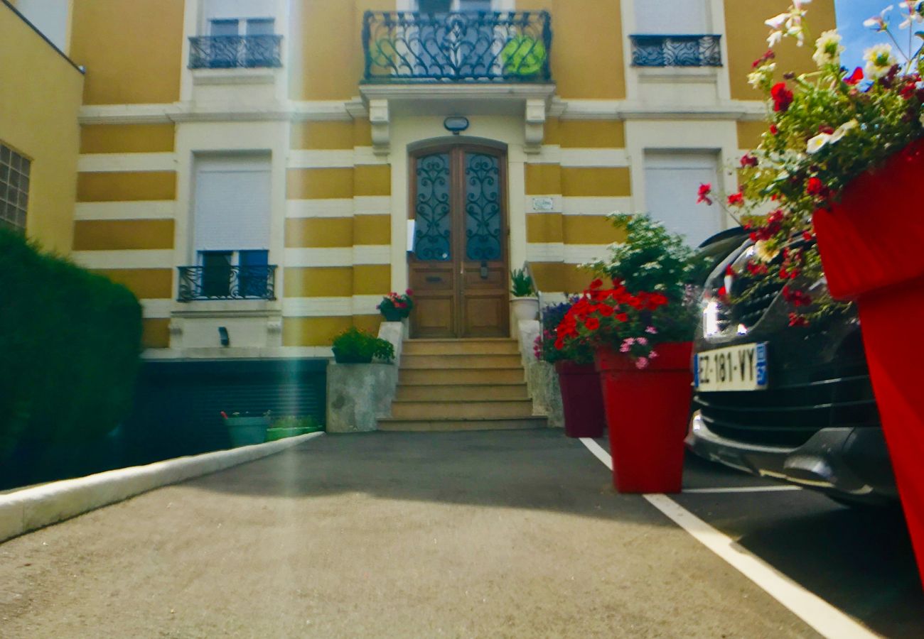 Appartement à Vittel - Romy Schneider : Charmant appartement avec une chambre séparée en coeur de ville (parking et balcon)